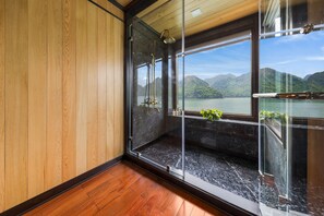 Suite (Queen Regent) | Bathroom | Combined shower/bathtub, deep-soaking bathtub, free toiletries - La Regina Legend Cruise (Ha Long)