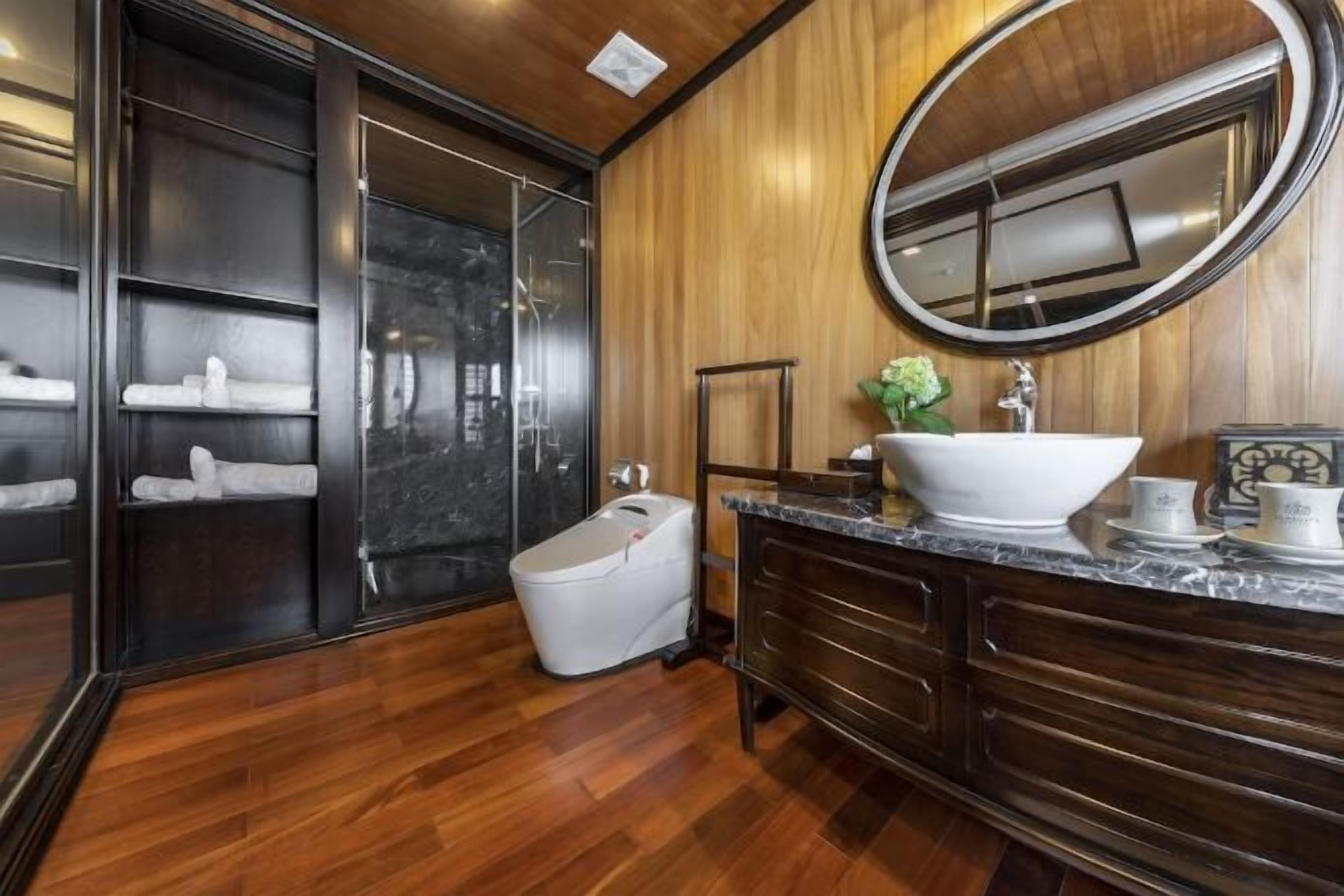 Bathroom | Combined shower/tub, deep soaking tub, free toiletries, hair dryer