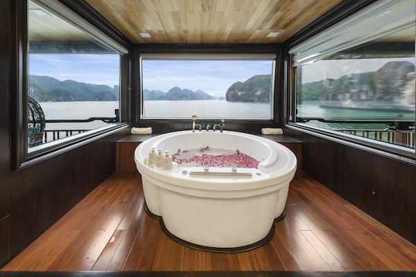 Deep-soaking bathtub