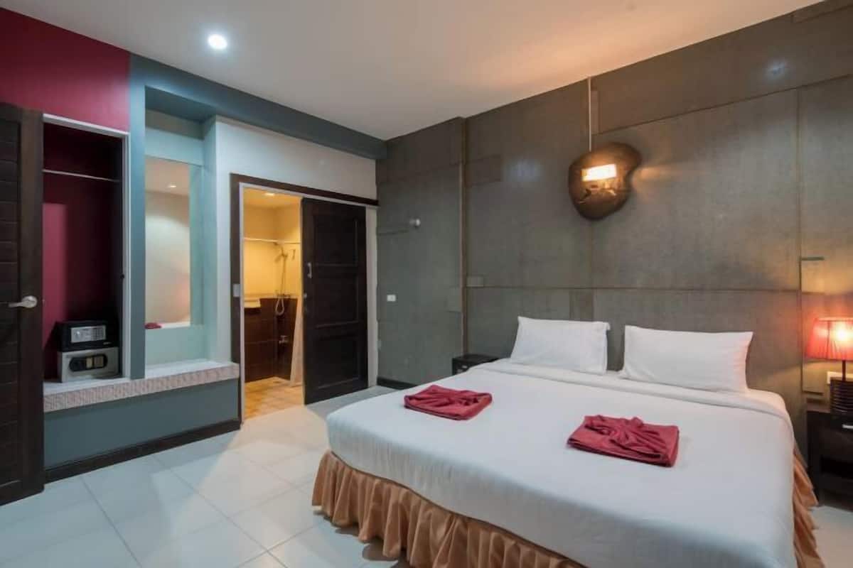 Minibar, caja de seguridad en la habitación y escritorio