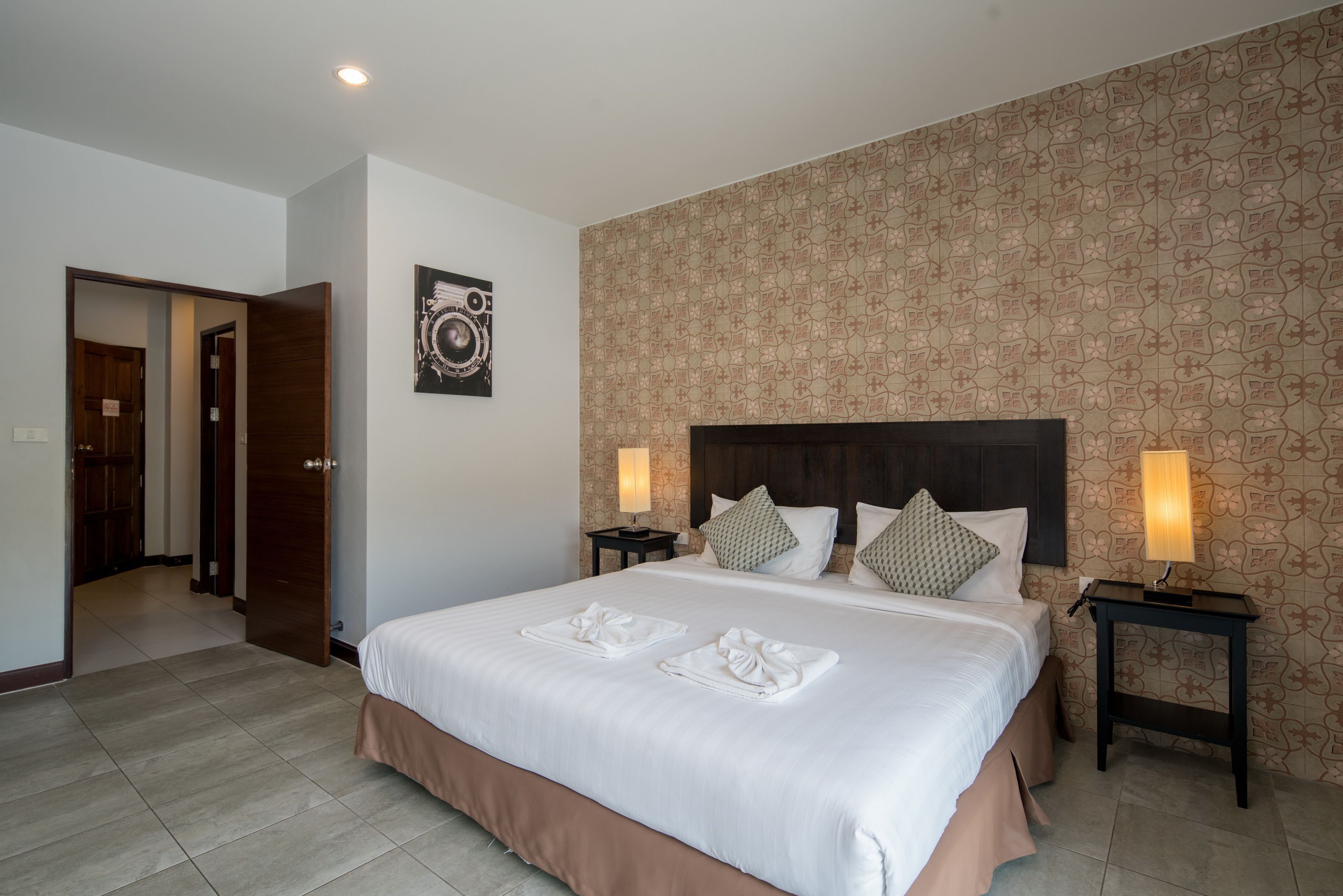 Minibar, värdeförvaringsskåp på rummet och skrivbord