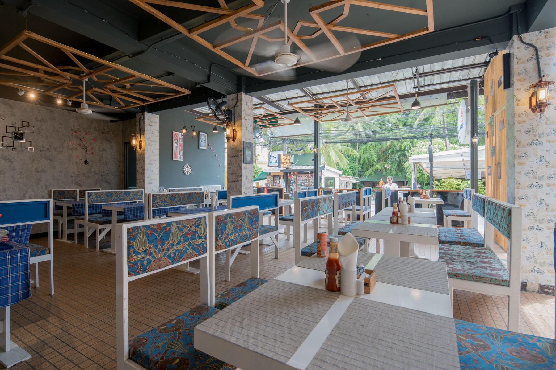 Lunch and dinner served, local and international cuisine