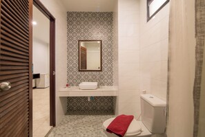 Een douche, gratis toiletartikelen, een haardroger, handdoeken