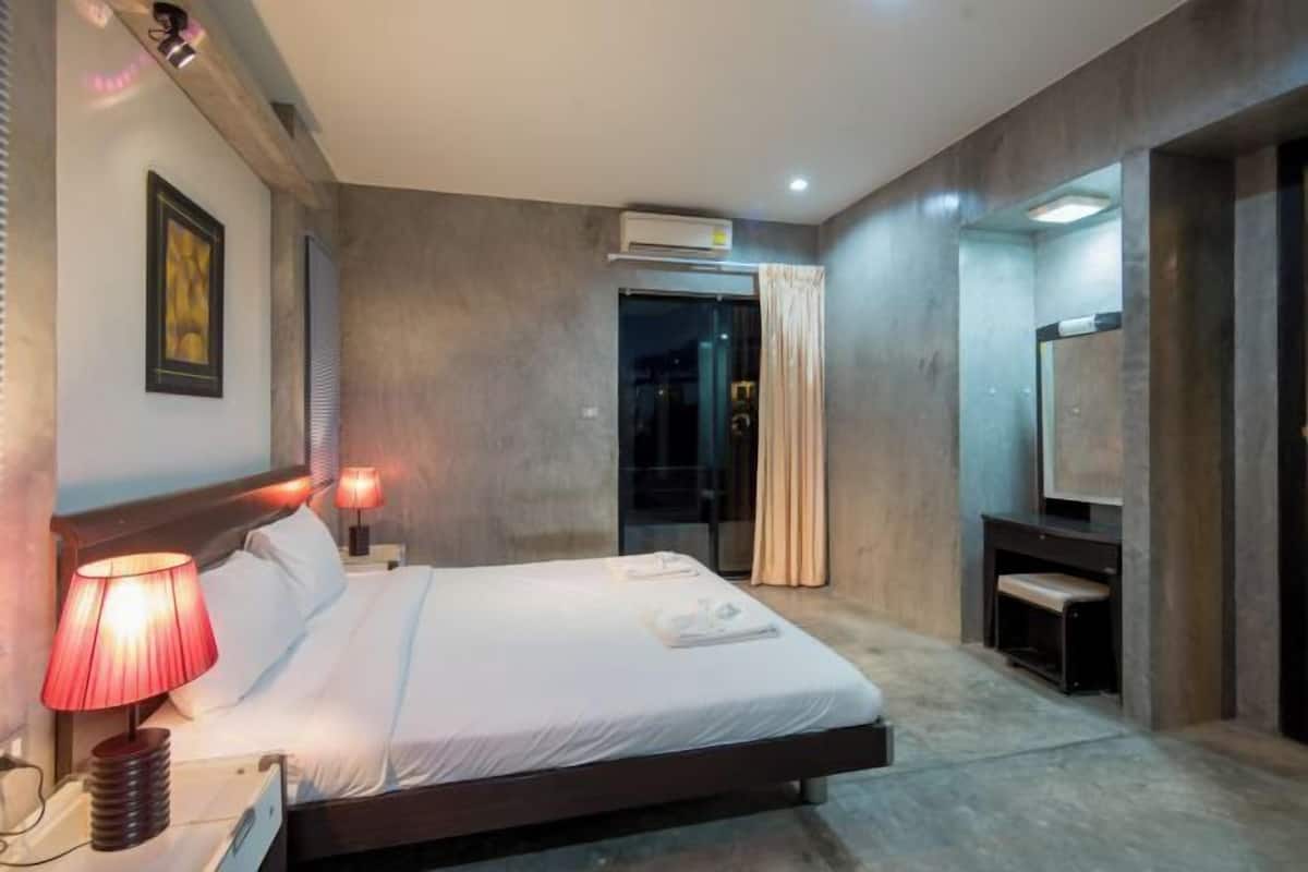 Minibar, in-room safe, desk, blackout curtains