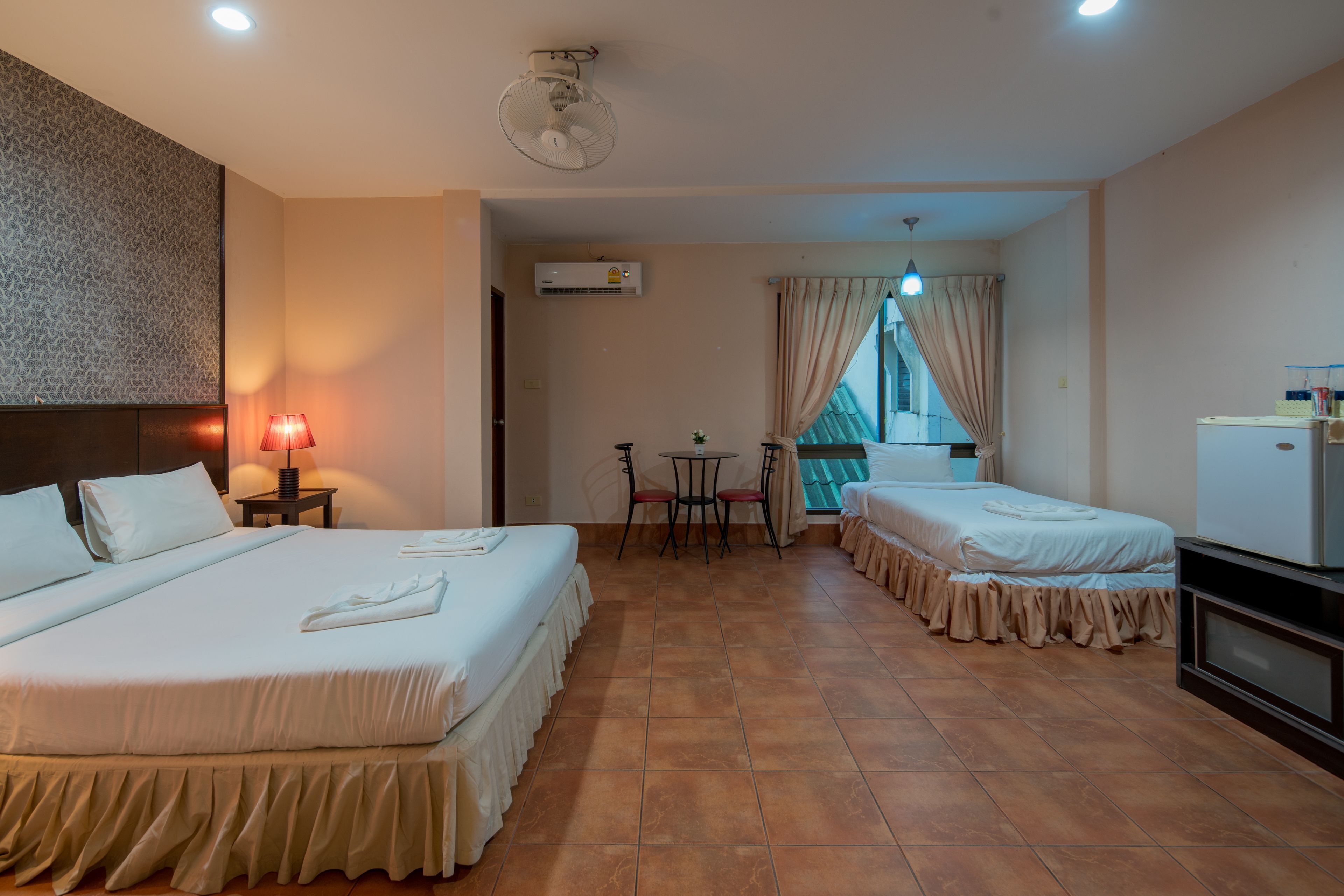 Minibar, värdeförvaringsskåp på rummet och skrivbord