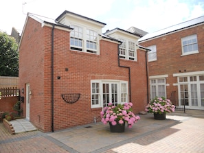 Exterior - Luxury Mews House,5 Minutes Walk to Nearby Beach.Tranquil Courtyard,Central Ryde (Ryde)