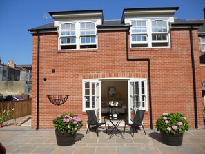 Terrace/patio - Luxury Mews House,5 Minutes Walk to Nearby Beach.Tranquil Courtyard,Central Ryde (Ryde)