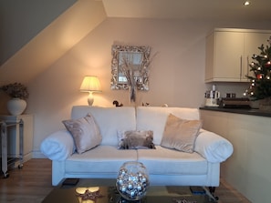 Smart TV, DVD player, books, music library - Luxury Mews House,5 Minutes Walk to Nearby Beach.Tranquil Courtyard,Central Ryde (Ryde)