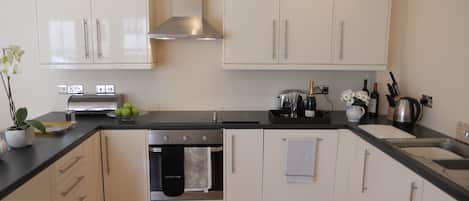 Réfrigérateur, four à micro-ondes, un four, surface de cuisson