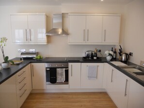 Fridge, microwave, oven, stovetop - Luxury Mews House,5 Minutes Walk to Nearby Beach.Tranquil Courtyard,Central Ryde (Ryde)