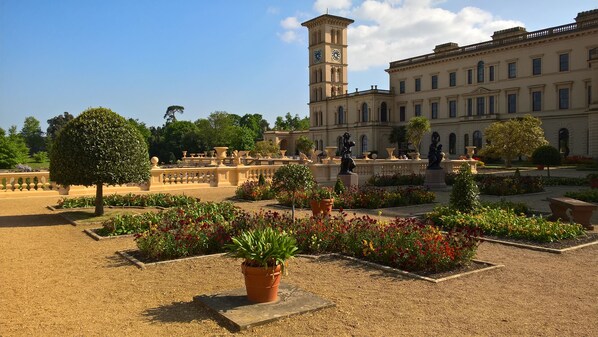 Property grounds - Luxury Mews House,5 Minutes Walk to Nearby Beach.Tranquil Courtyard,Central Ryde (Ryde)