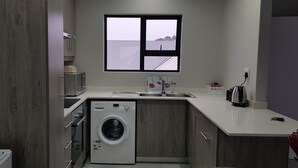 Departamento, varias camas, para no fumadores | Cocina privada | Refrigerador, microondas, horno y tetera eléctrica 