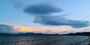 A coastal landscape with mountains in the background and a body of water in the foreground. - Houselet Hostel (Shenzhen)