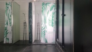 Shower, rainfall showerhead - Houselet Hostel (Shenzhen)