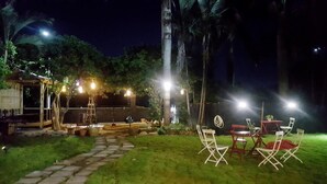 Een terras met een stenen pad dat leidt naar een zithoek.