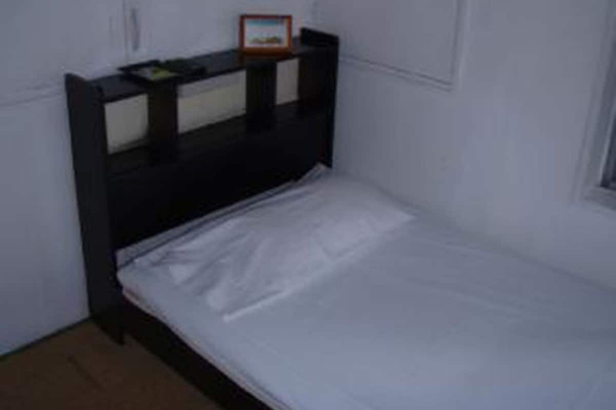 Habitación individual, baño compartido (Shower Surcharge) | Wifi gratis