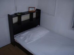 Habitación individual, baño compartido (Shower Surcharge) | Wifi gratis 