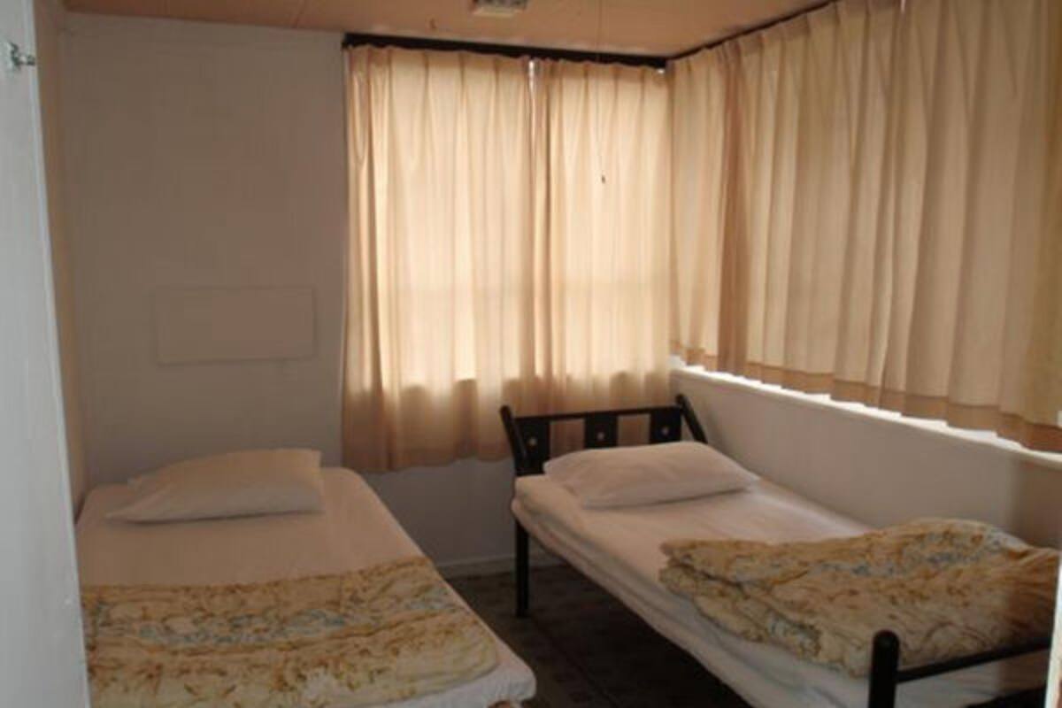 Habitación con 2 camas individuales, baño compartido (Shower Surcharge) | Wifi gratis