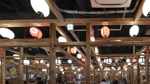 A restaurant with wooden beams and hanging lanterns. - bnb+ Asakusa Kuramae - Hostel (Tokyo)