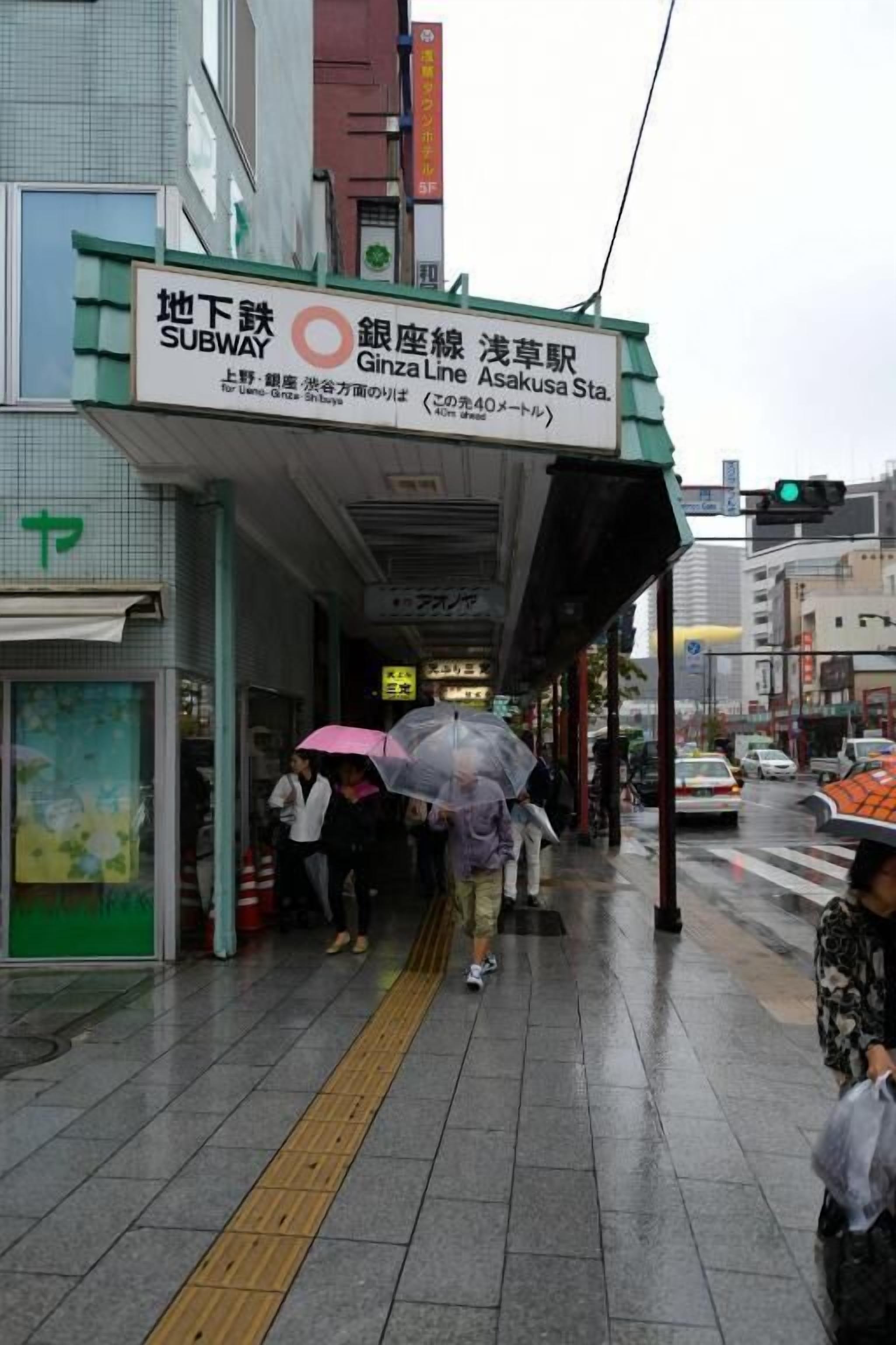 Une station de métro avec un panneau indiquant la station Asakusa, sur la ligne Ginza.