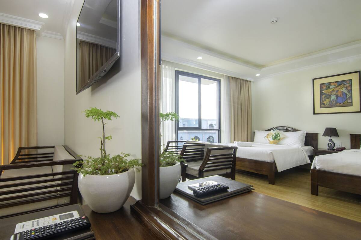 Deluxe Family Room | Bộ đồ giường cao cấp, bàn, khu vực làm việc phù hợp cho laptop 