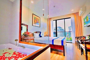 Syvä kylpyamme, hierova suihkupää, designer-hygieniatuotteet