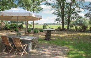 Outdoor dining - Nice home in Hoge Hexel with WiFi (Hoge Hexel)