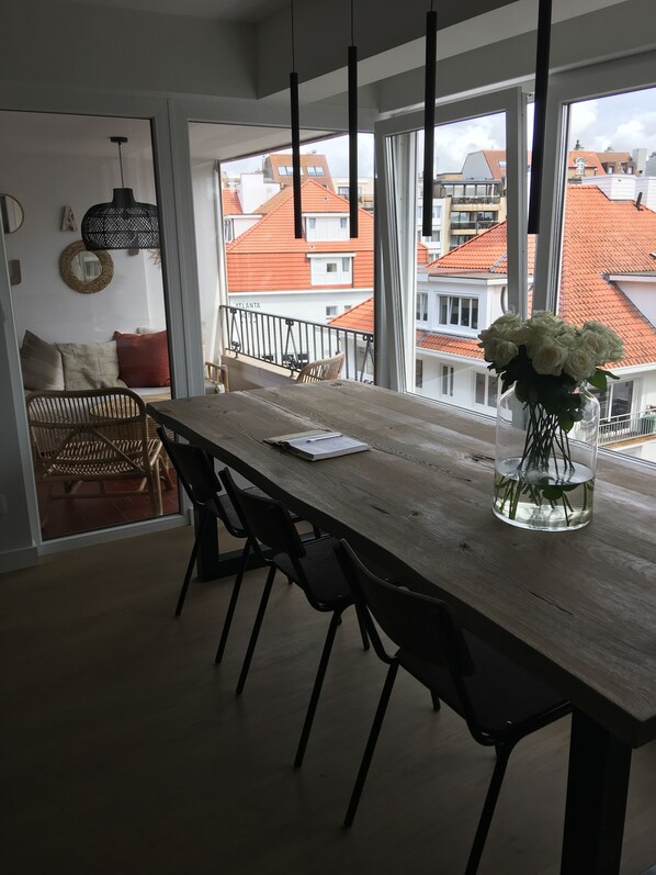 Deluxe-Apartment, Mehrere Betten, Nichtraucher | Essbereich im Zimmer