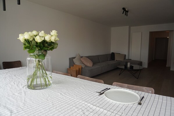 Deluxe Apartment, Multiple Beds, Non Smoking | In-room dining