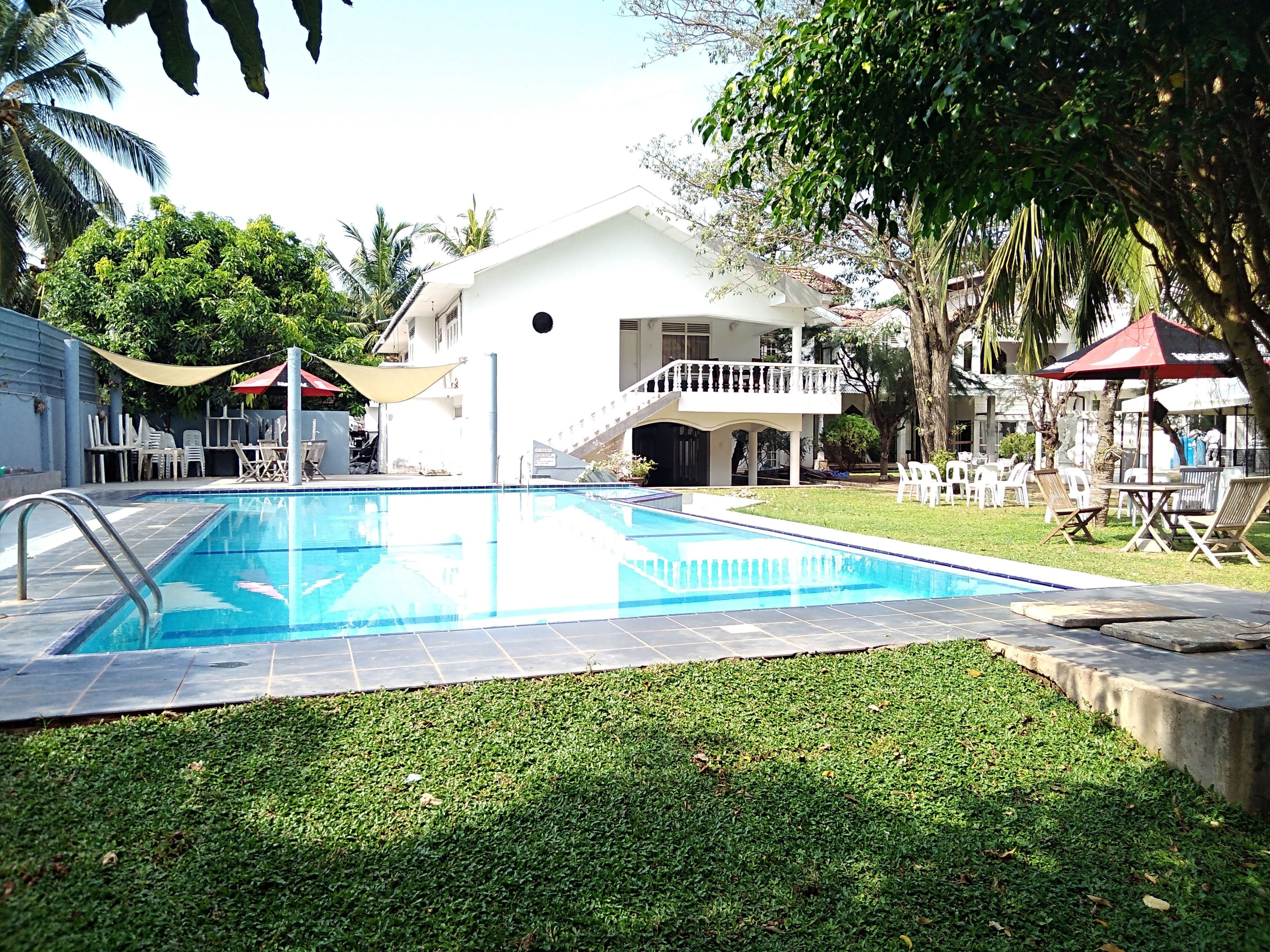 Una piscina al aire libre, sombrillas