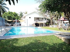 Outdoor pool, pool umbrellas - Cinnamon Villa Negombo (Negombo)
