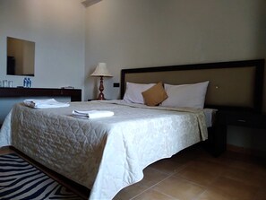 Triple Room, Non Smoking | Down comforters, desk, soundproofing, iron/ironing board - Cinnamon Villa Negombo (Negombo)