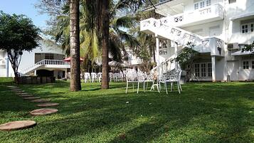 Serveert ontbijt, lunch, diner, internationale gerechten