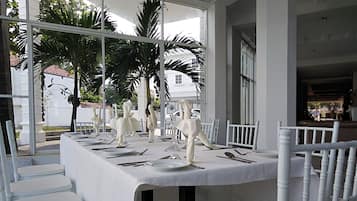 Desayuno a la carta diario (USD 4 por persona)