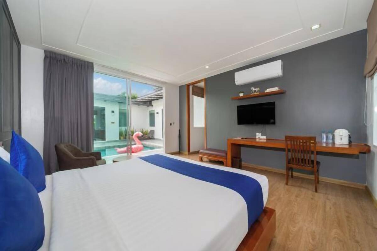 In-room safe, soundproofing, free WiFi, bed sheets