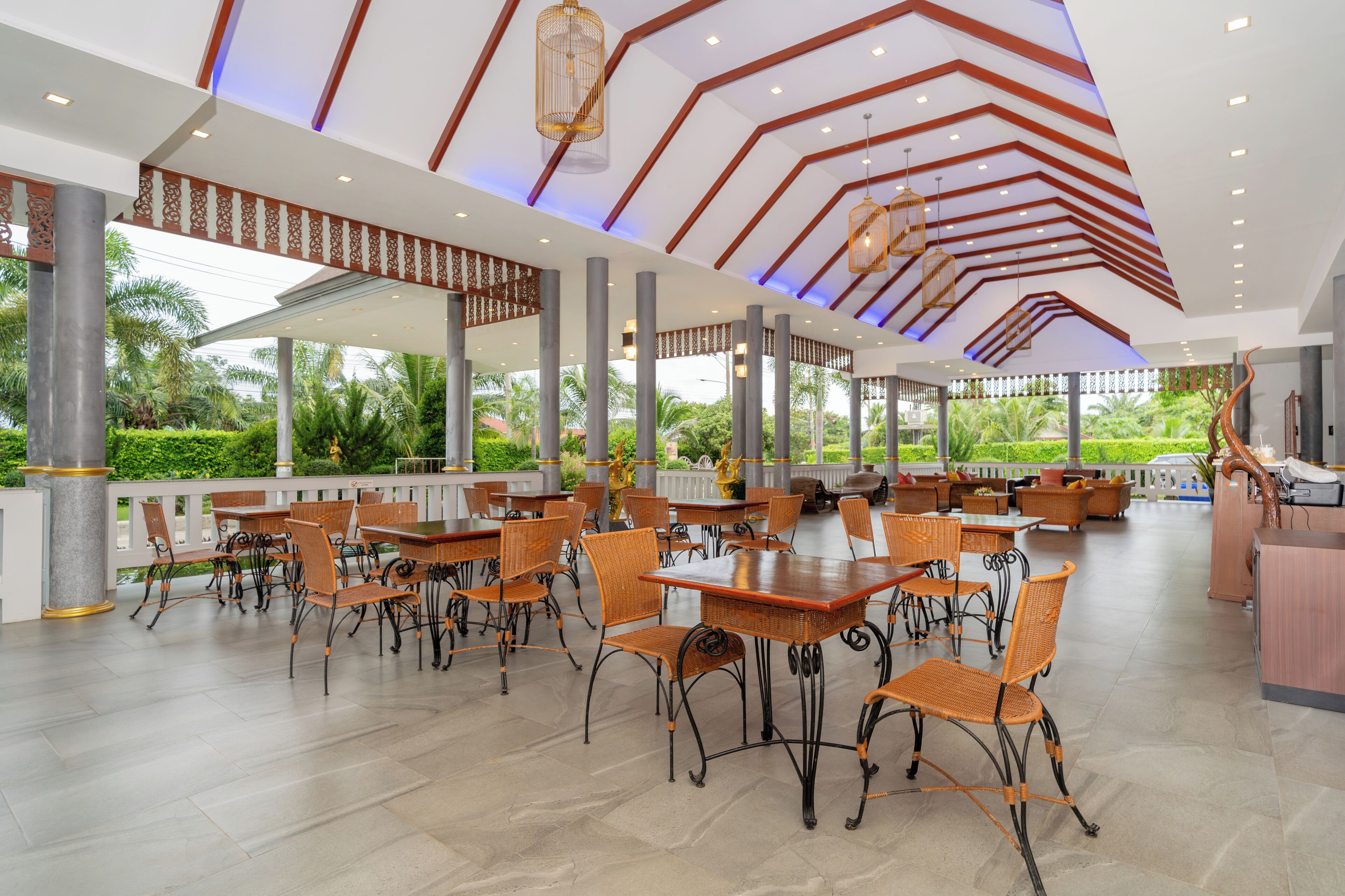 朝食 (イングリッシュ ブレックファスト)、毎日提供 (1 名様 300 THB)