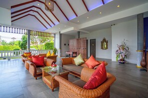 Coin salon dans le hall