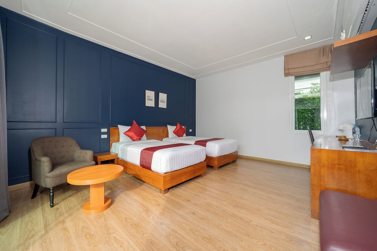 DeLuxe Twin Room with Pool Access. | In-room safe, soundproofing, free WiFi, bed sheets