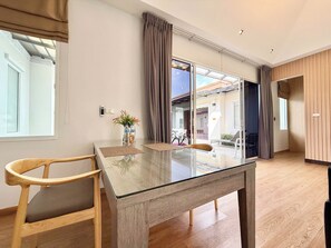 One Bedroom Suite Pool Access | Ruang tamu | TV skrin rata 