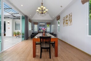 Four Bedrooms Pool Villa | ダイニングルーム