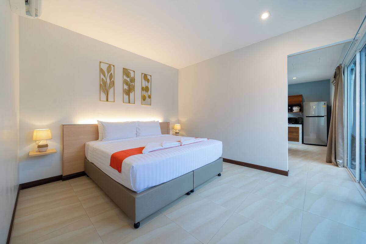 One Bedroom Suite Pool Access | In-room safe, soundproofing, free WiFi, bed sheets