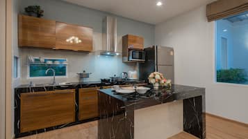 Full-sized fridge, microwave, electric kettle