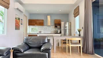 One Bedroom Suite Pool Access | Living area