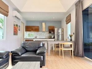One Bedroom Suite Pool Access | Ruang tamu | TV skrin rata 