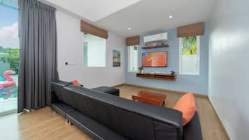Four Bedrooms Pool Villa | Ruang keluarga | TV layar datar