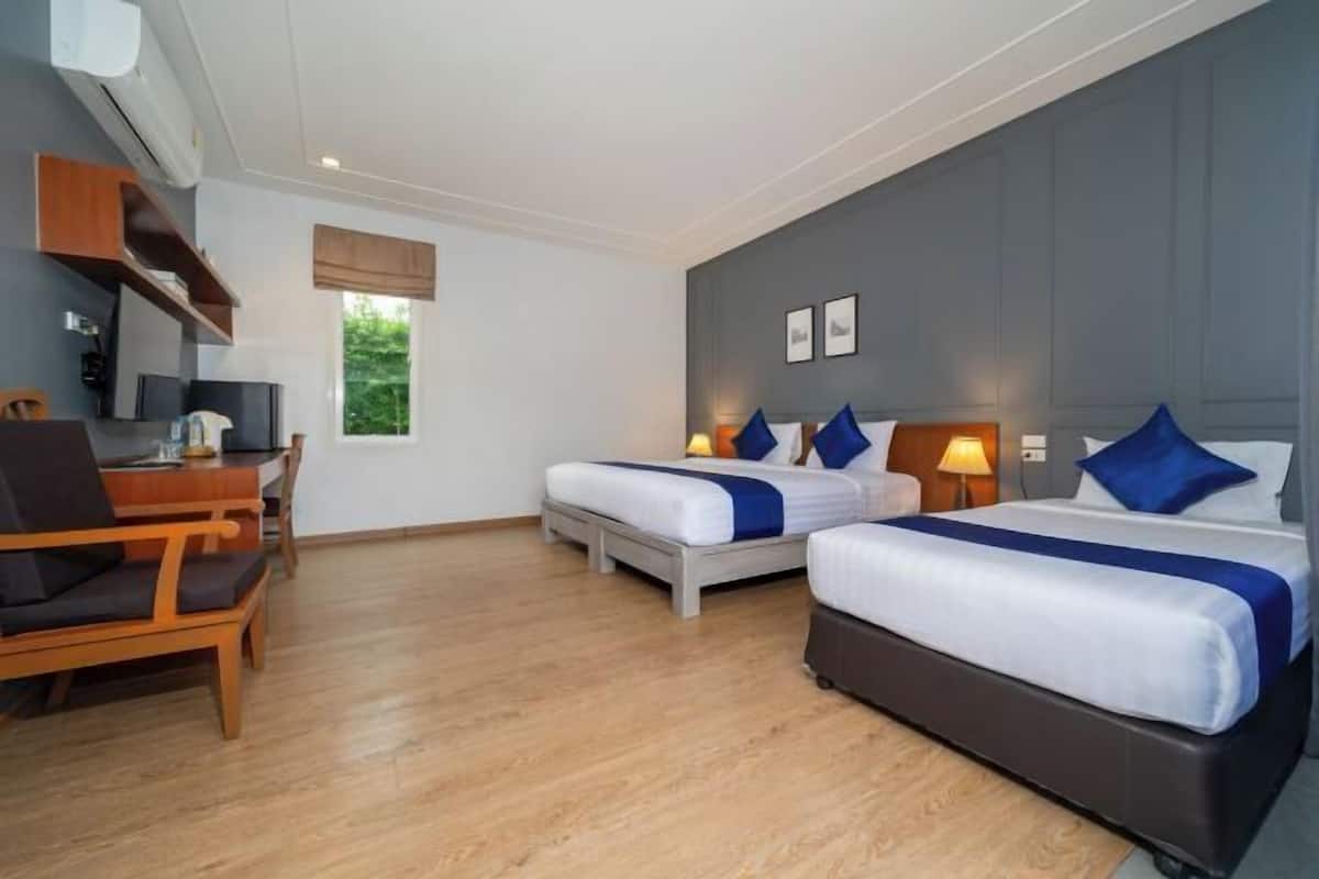 In-room safe, soundproofing, free WiFi, bed sheets