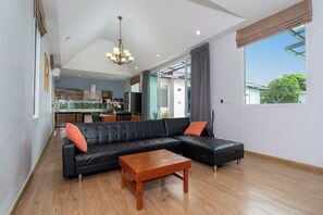 Four Bedrooms Pool Villa | リビングルーム | 薄型テレビ