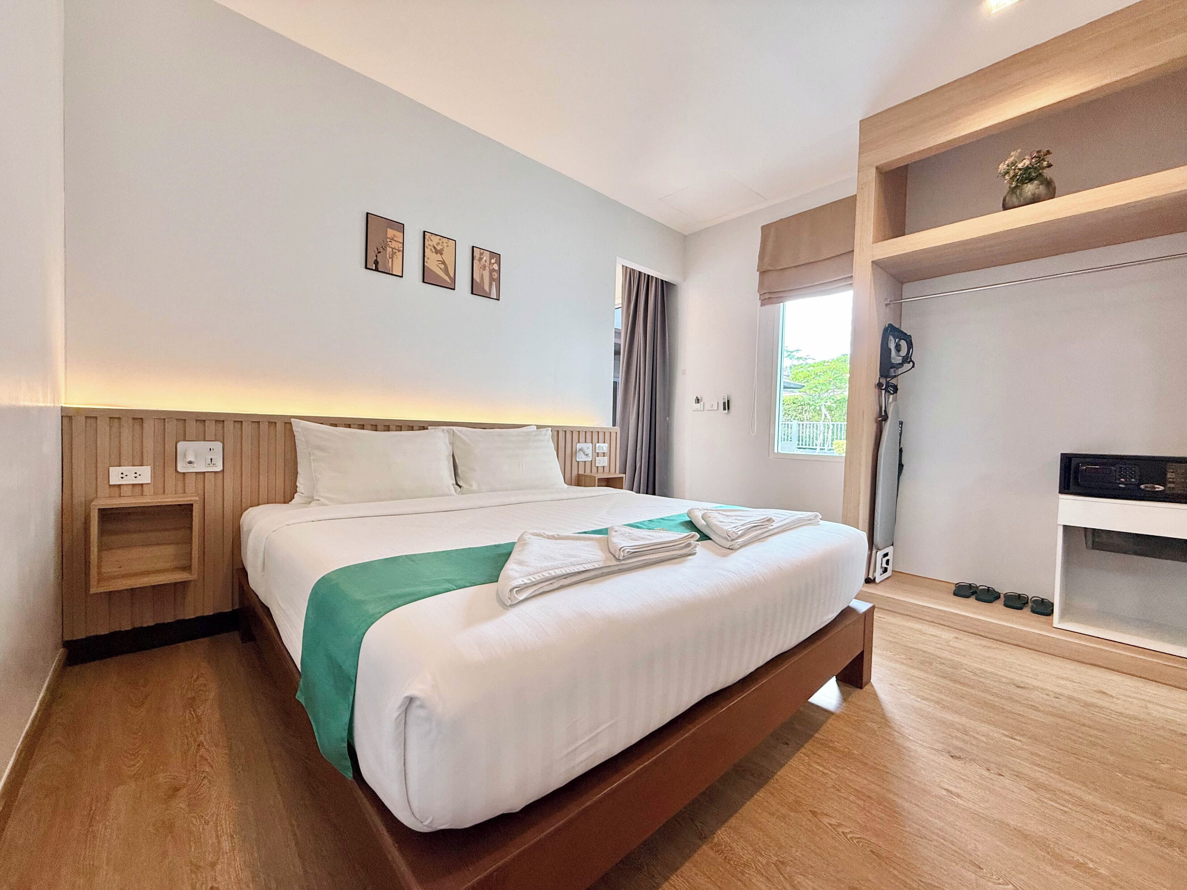 One Bedroom Suite Pool Access | In-room safe, soundproofing, rollaway beds, free WiFi
