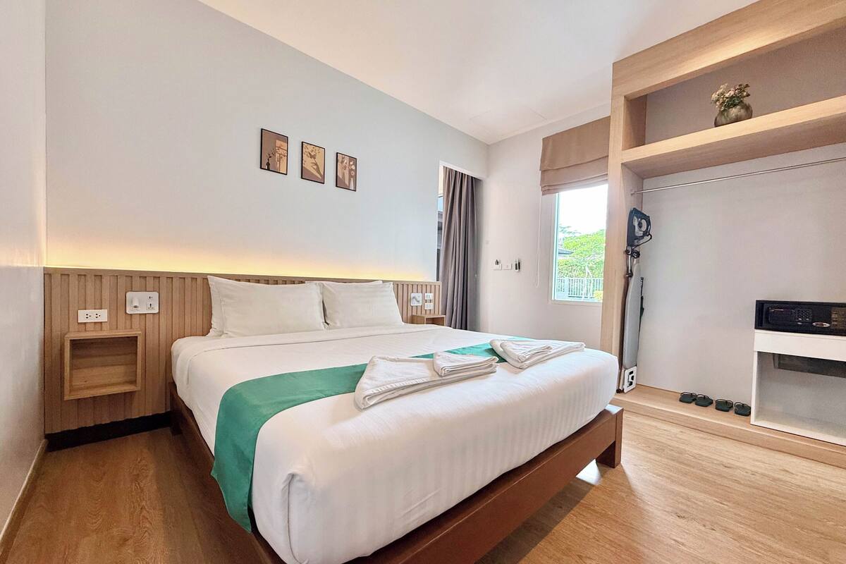 One Bedroom Suite Pool Access | In-room safe, soundproofing, rollaway beds (surcharge), WiFi (free)