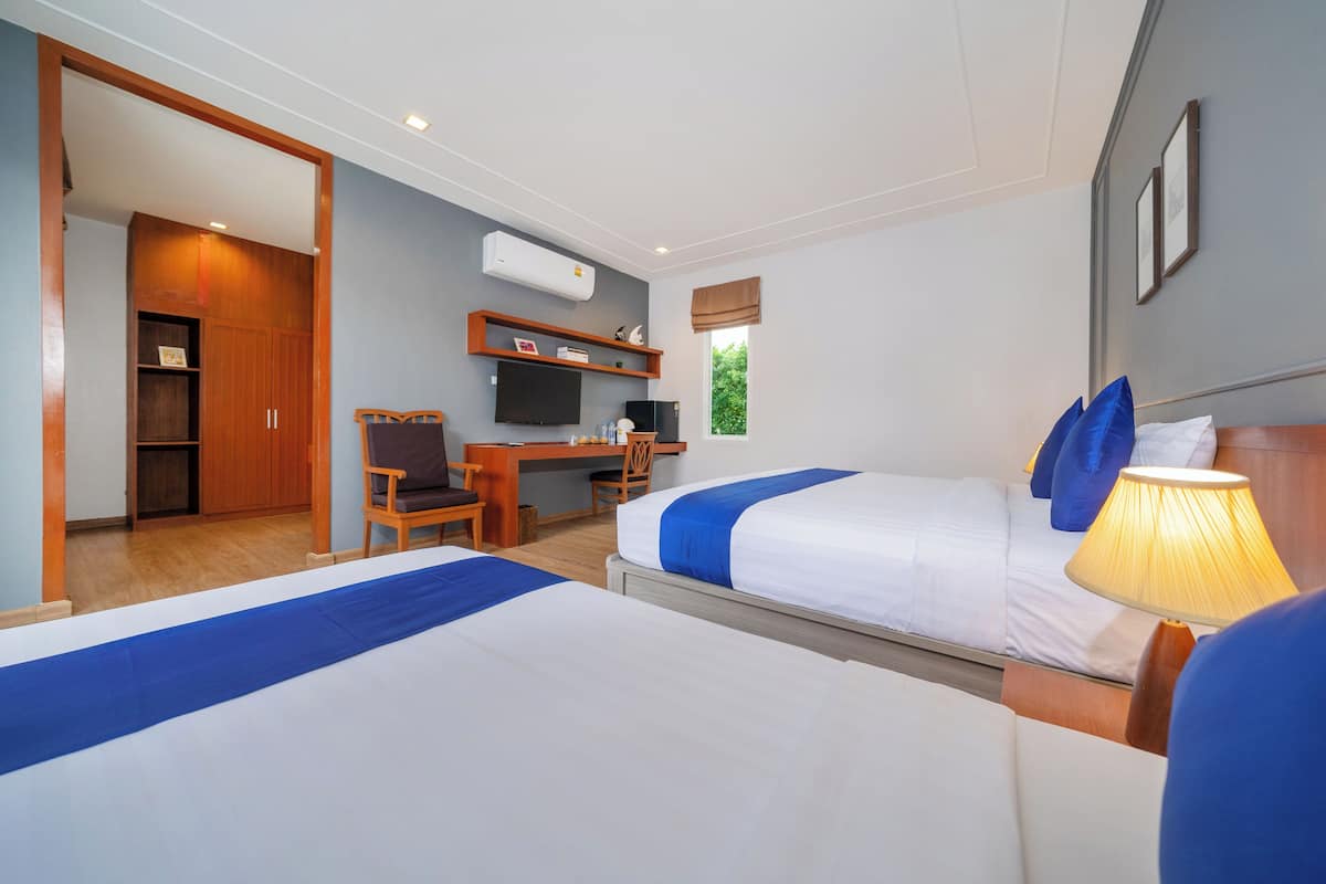 DeLuxe Family Room with Pool Access | In-room safe, soundproofing, free WiFi, bed sheets